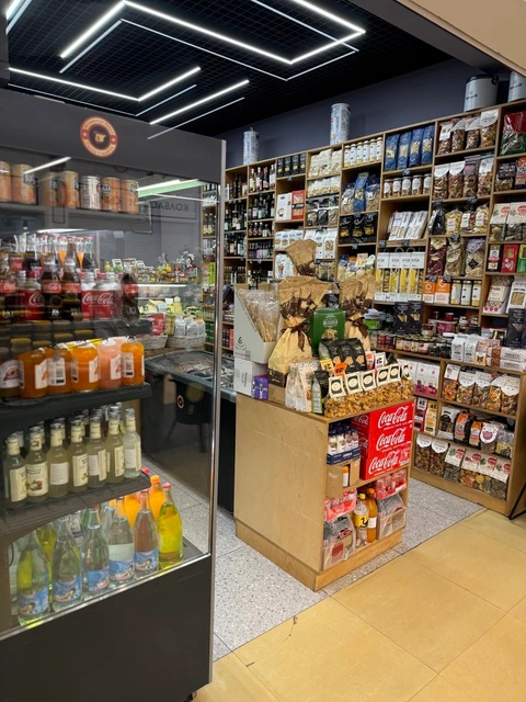 Вид от входа на витрину с напитками и центральную выкладку продуктов