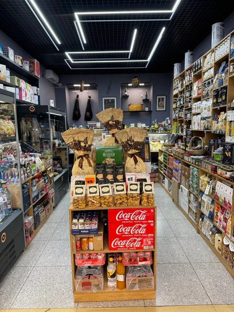 Общий вид Испанской лавки: центральная выкладка и стеллажи с продуктами